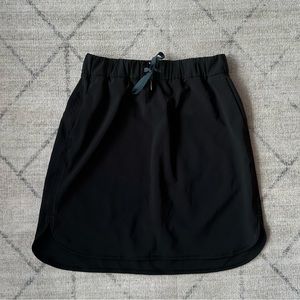 Lululemon on the fly skirt black size 8 perfect for golf or running around